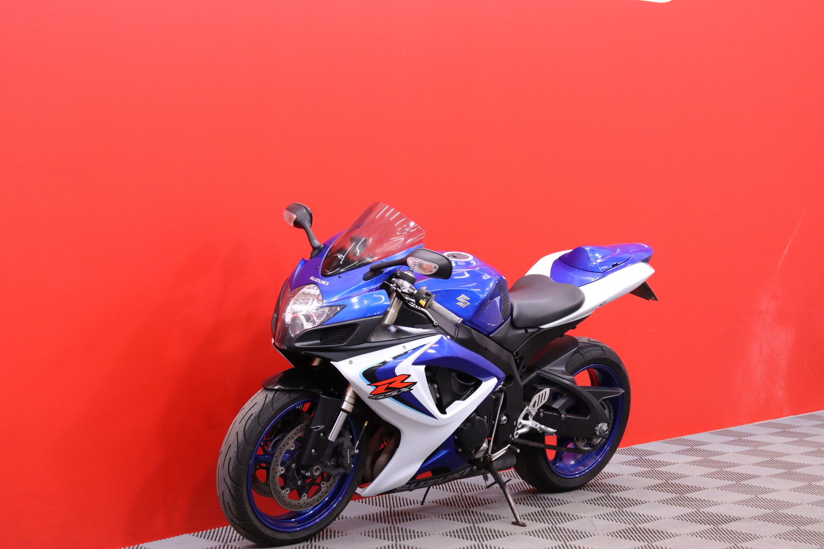 Suzuki - GSX-R - 600 // Suomi-pyörä / Ohjausiskunvaimennin / 2x-avain // - Moottoripyörä