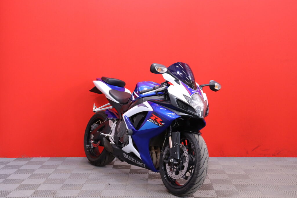 Suzuki - GSX-R - 750 // Suomi-pyörä / Putkisto / Ducktail / Ohjausiskari / Kaatumatapit // Suzuki - GSX-R - 750 // Suomi-pyörä / Putkisto / Ducktail / Ohjausiskari / Kaatumatapit // - Moottoripyörä
