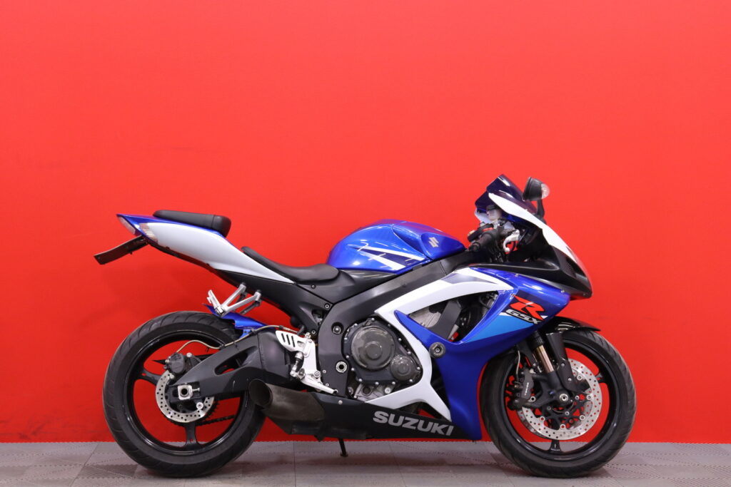 Suzuki - GSX-R - 750 // Suomi-pyörä / Putkisto / Ducktail / Ohjausiskari / Kaatumatapit // Suzuki - GSX-R - 750 // Suomi-pyörä / Putkisto / Ducktail / Ohjausiskari / Kaatumatapit // - Moottoripyörä