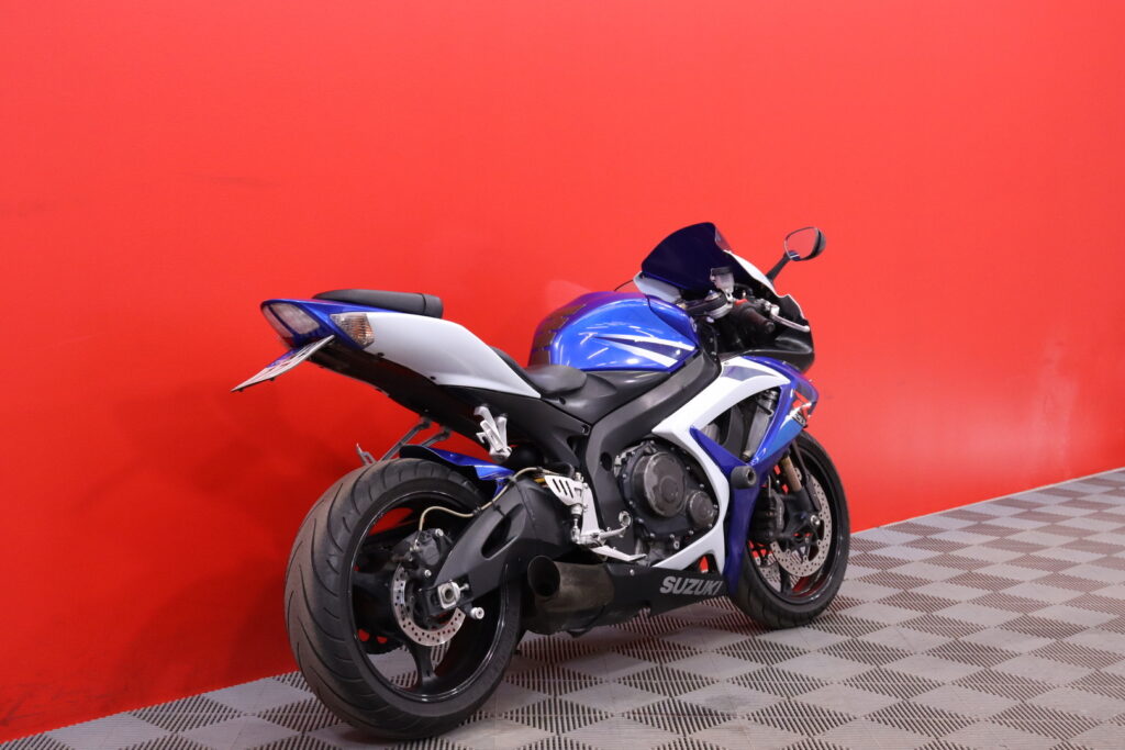 Suzuki - GSX-R - 750 // Suomi-pyörä / Putkisto / Ducktail / Ohjausiskari / Kaatumatapit // Suzuki - GSX-R - 750 // Suomi-pyörä / Putkisto / Ducktail / Ohjausiskari / Kaatumatapit // - Moottoripyörä