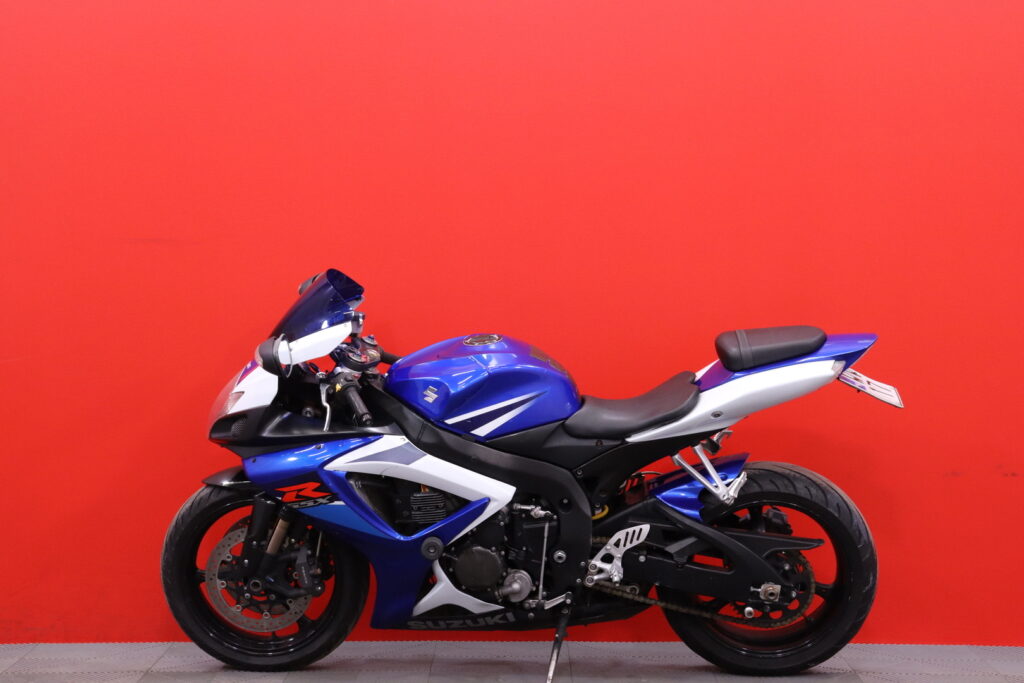 Suzuki - GSX-R - 750 // Suomi-pyörä / Putkisto / Ducktail / Ohjausiskari / Kaatumatapit // Suzuki - GSX-R - 750 // Suomi-pyörä / Putkisto / Ducktail / Ohjausiskari / Kaatumatapit // - Moottoripyörä