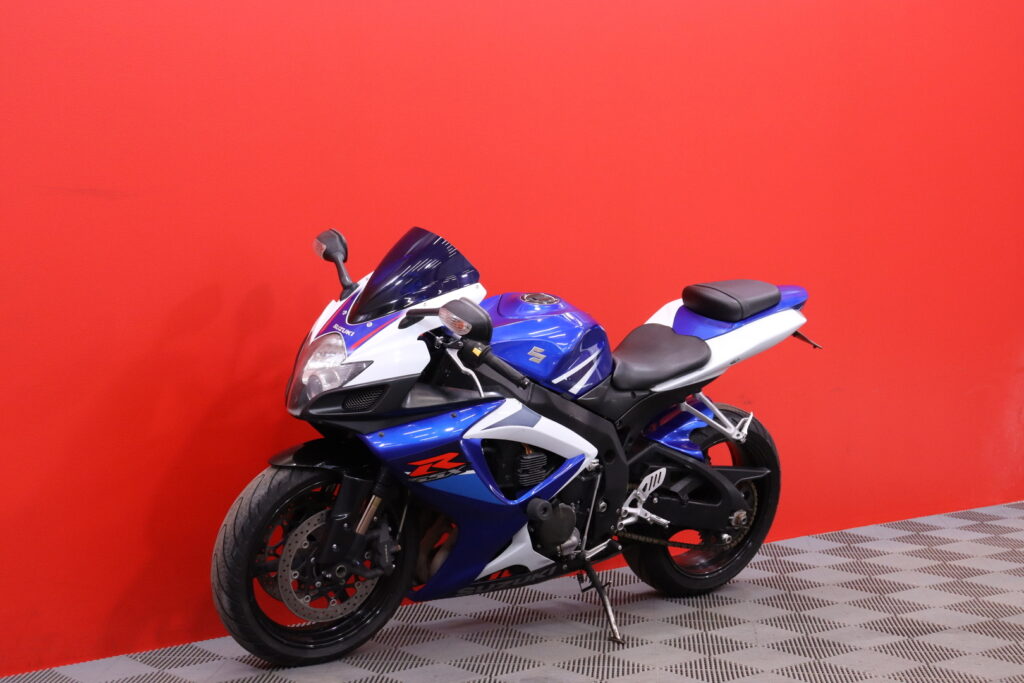 Suzuki - GSX-R - 750 // Suomi-pyörä / Putkisto / Ducktail / Ohjausiskari / Kaatumatapit // Suzuki - GSX-R - 750 // Suomi-pyörä / Putkisto / Ducktail / Ohjausiskari / Kaatumatapit // - Moottoripyörä
