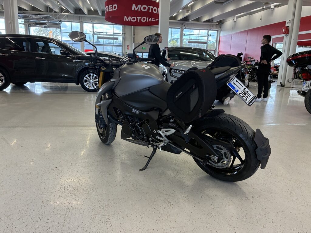 Suzuki - GSX-S - 1000A // Juuri saapunut! / Suomi-pyörä / Huoltokirja / TC / ABS / Laukut // Suzuki - GSX-S - 1000A // Juuri saapunut! / Suomi-pyörä / Huoltokirja / TC / ABS / Laukut // - Moottoripyörä