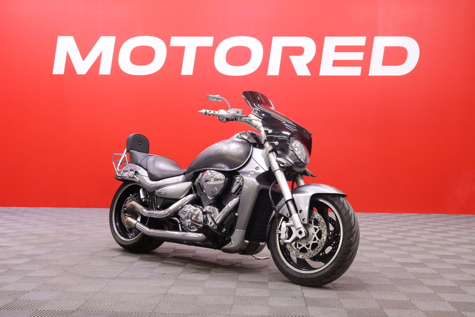 Suzuki - INTRUDER - M1800R // Suomi-Pyörä / Custom Sliparit / Sissybar // - Moottoripyörä
