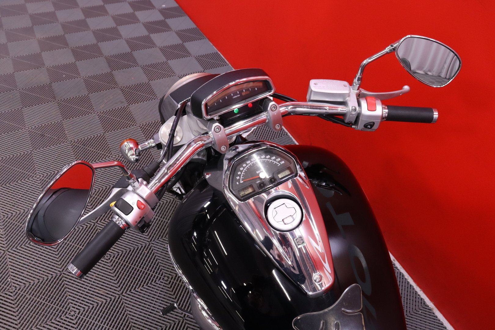 Suzuki - INTRUDER - M1800R // Huoltokirja / Sissybar / Suomi-Pyörä // - Moottoripyörä