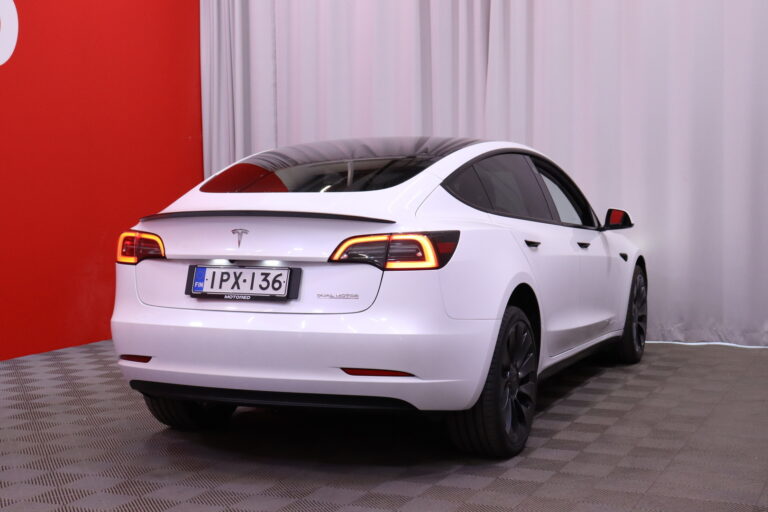 Tesla - Model 3 - Performance AWD 82 kWh // 2x Renkaat ja Vanteet / Koni iskunvaimentimet / Panorama / - Sedan