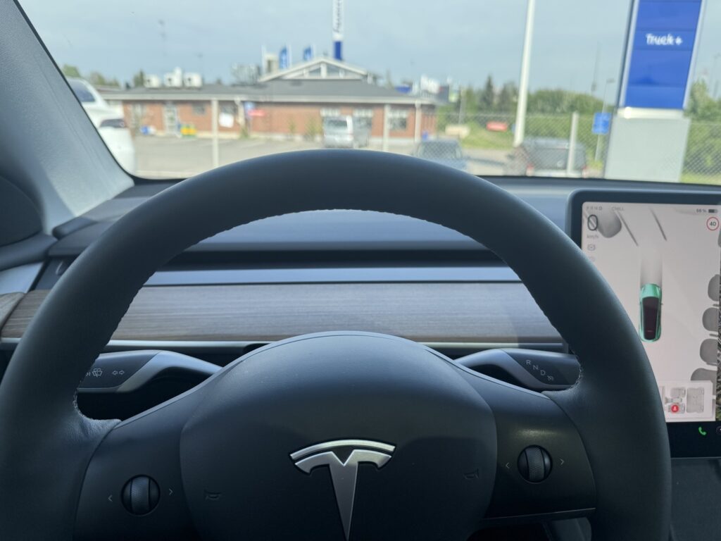 Tesla - Model Y - Long Range Tesla - Model Y - Long Range - Maastoauto