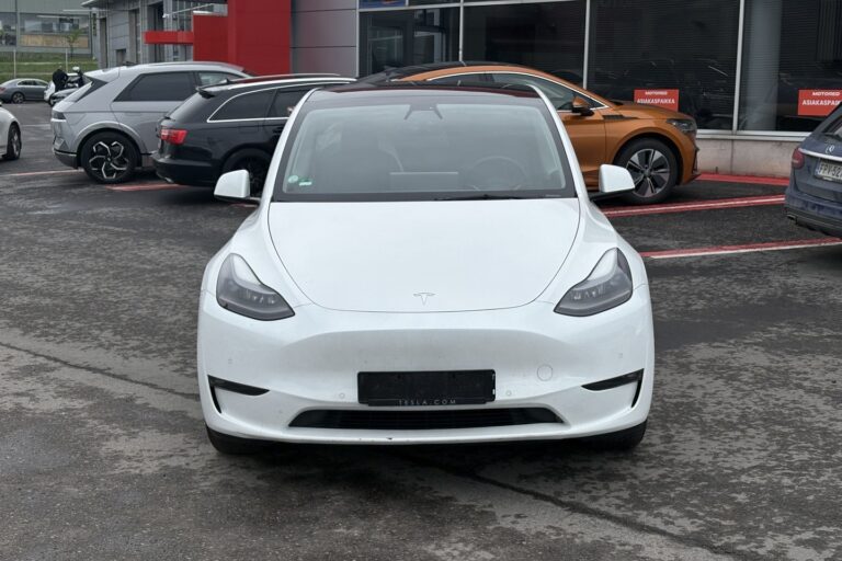 Tesla - Model Y - Long Range AWD // Koukku / Autopilot / Premium Audio / Lasikatto / Kamera / ILP // - Maastoauto