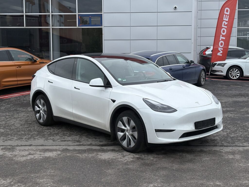 Tesla - Model Y - Long Range AWD // Koukku / Autopilot / Premium Audio / Lasikatto / Kamera / ILP // Tesla - Model Y - Long Range AWD // Koukku / Autopilot / Premium Audio / Lasikatto / Kamera / ILP // - Maastoauto