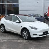 Tesla - Model Y - Long Range AWD // Koukku / Autopilot / Premium Audio / Lasikatto / Kamera / ILP // - Maastoauto