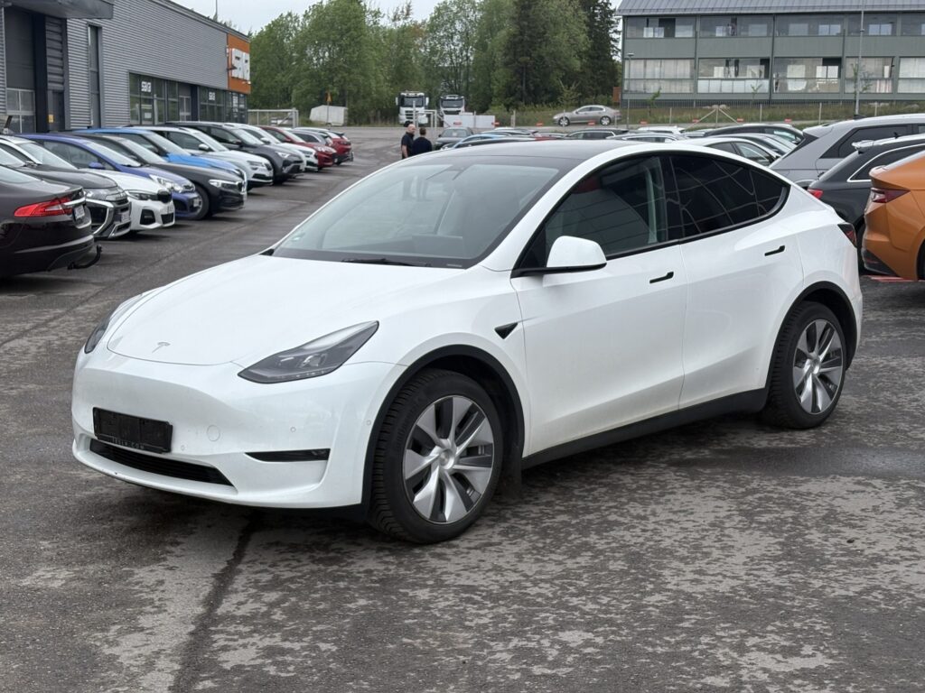 Tesla - Model Y - Long Range AWD // Koukku / Autopilot / Premium Audio / Lasikatto / Kamera / ILP // Tesla - Model Y - Long Range AWD // Koukku / Autopilot / Premium Audio / Lasikatto / Kamera / ILP // - Maastoauto