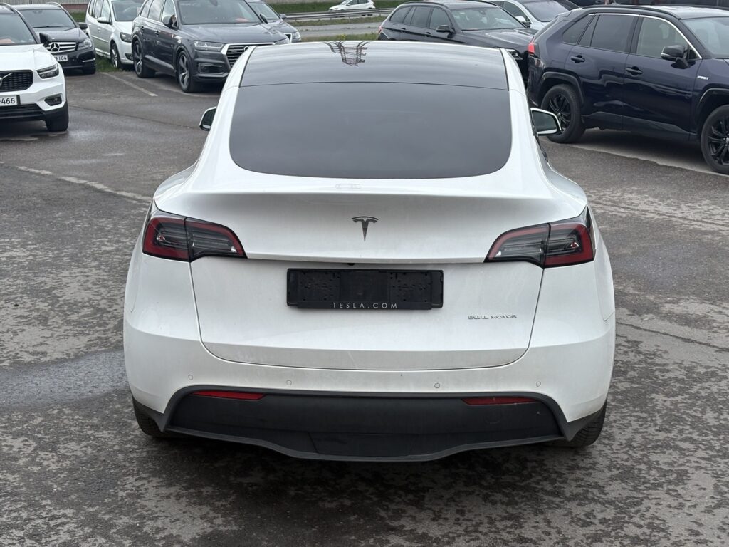 Tesla - Model Y - Long Range AWD // Koukku / Autopilot / Premium Audio / Lasikatto / Kamera / ILP // Tesla - Model Y - Long Range AWD // Koukku / Autopilot / Premium Audio / Lasikatto / Kamera / ILP // - Maastoauto