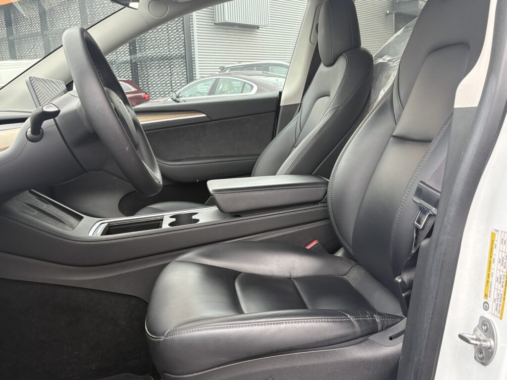 Tesla - Model Y - Long Range AWD // Koukku / Autopilot / Premium Audio / Lasikatto / Kamera / ILP // Tesla - Model Y - Long Range AWD // Koukku / Autopilot / Premium Audio / Lasikatto / Kamera / ILP // - Maastoauto