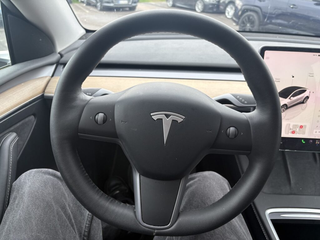 Tesla - Model Y - Long Range AWD // Koukku / Autopilot / Premium Audio / Lasikatto / Kamera / ILP // Tesla - Model Y - Long Range AWD // Koukku / Autopilot / Premium Audio / Lasikatto / Kamera / ILP // - Maastoauto