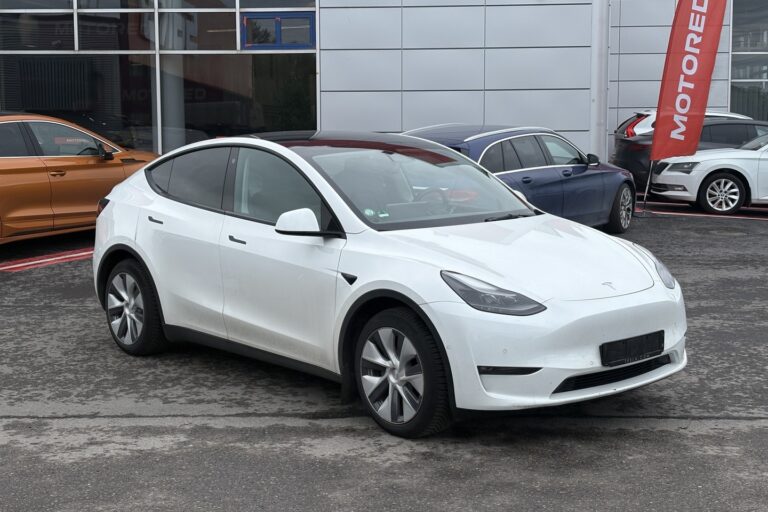 Tesla - Model Y - Long Range AWD // Koukku / Autopilot / Premium Audio / Lasikatto / Kamera / ILP // - Maastoauto