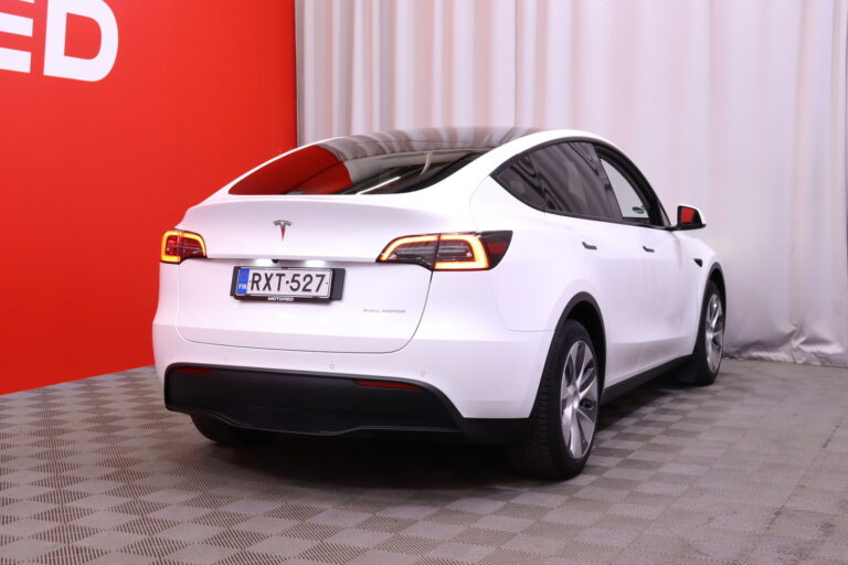 Tesla - Model Y - Long Range AWD // Koukku / Autopilot / Premium Audio / Lasikatto / Kamera / ILP // - Maastoauto