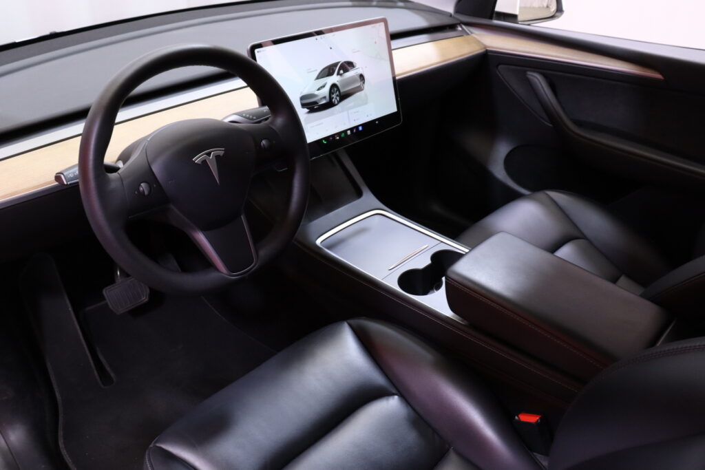 Tesla - Model Y - Long Range AWD // Koukku / Autopilot / Premium Audio / Lasikatto / Kamera / ILP // Tesla - Model Y - Long Range AWD // Koukku / Autopilot / Premium Audio / Lasikatto / Kamera / ILP // - Maastoauto
