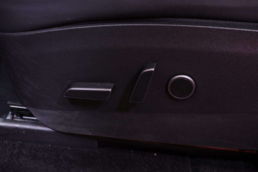 Tesla - Model Y - Long Range AWD // Koukku / Autopilot / Premium Audio / Lasikatto / Kamera / ILP // Tesla - Model Y - Long Range AWD // Koukku / Autopilot / Premium Audio / Lasikatto / Kamera / ILP // - Maastoauto