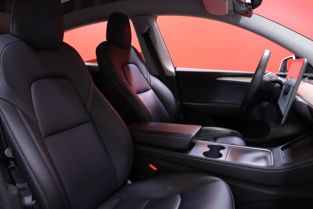Tesla - Model Y - Long Range AWD // Koukku / Autopilot / Premium Audio / Lasikatto / Kamera / ILP // Tesla - Model Y - Long Range AWD // Koukku / Autopilot / Premium Audio / Lasikatto / Kamera / ILP // - Maastoauto