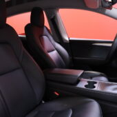Tesla - Model Y - Long Range AWD // Koukku / Autopilot / Premium Audio / Lasikatto / Kamera / ILP // - Maastoauto