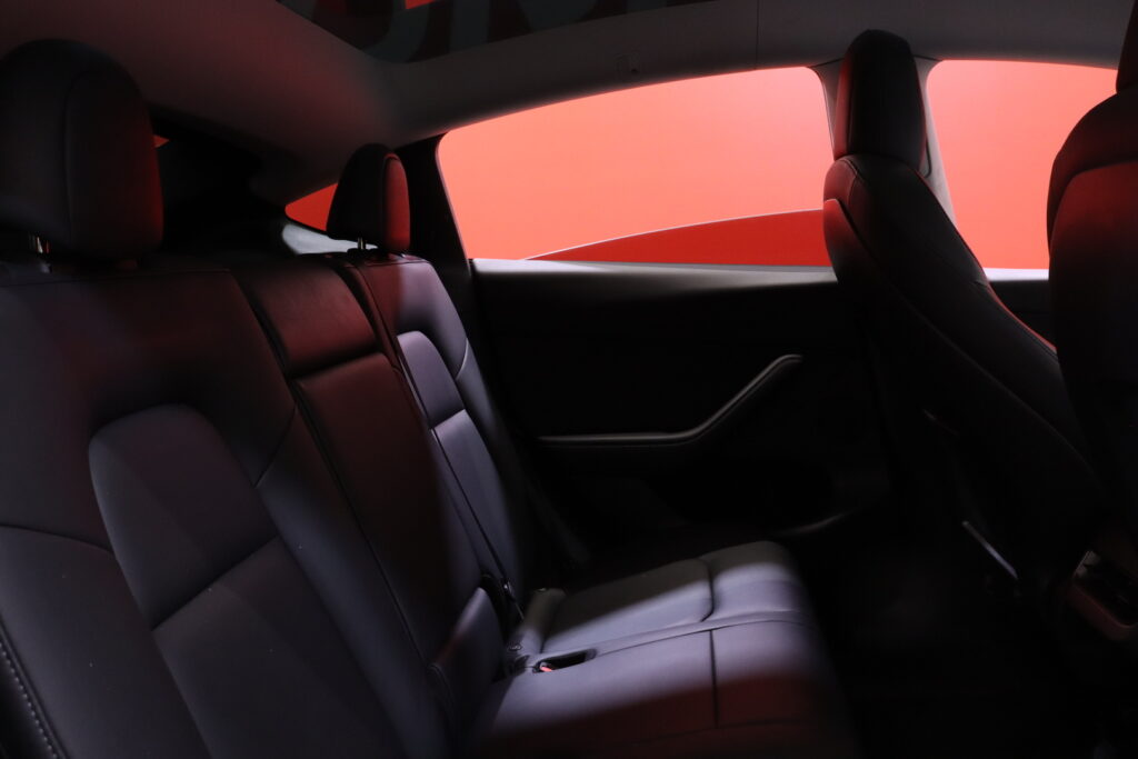 Tesla - Model Y - Long Range AWD // Koukku / Autopilot / Premium Audio / Lasikatto / Kamera / ILP // Tesla - Model Y - Long Range AWD // Koukku / Autopilot / Premium Audio / Lasikatto / Kamera / ILP // - Maastoauto