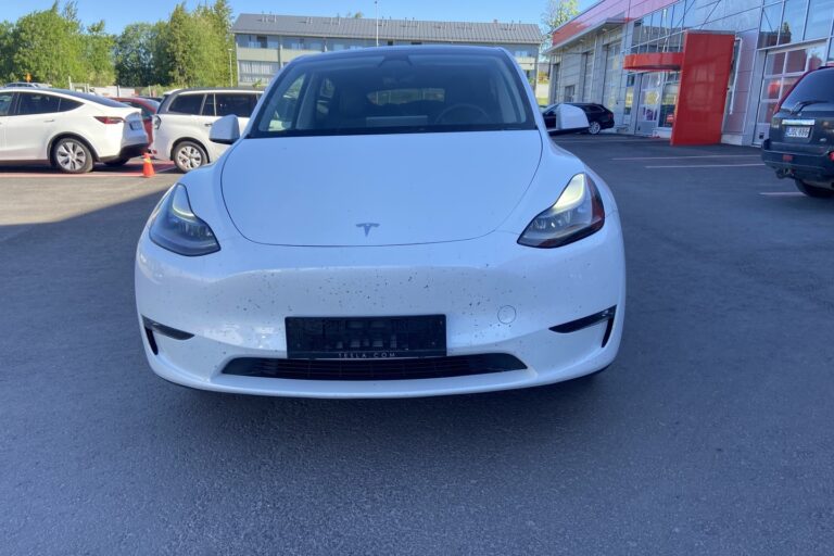 Tesla - Model Y - Long Range // Autopilot / AMD Ryzen / Vetokoukku /Lasikatto / Muistipenkki / Navi / Premium Audio / ILP / Kamera // - Maastoauto