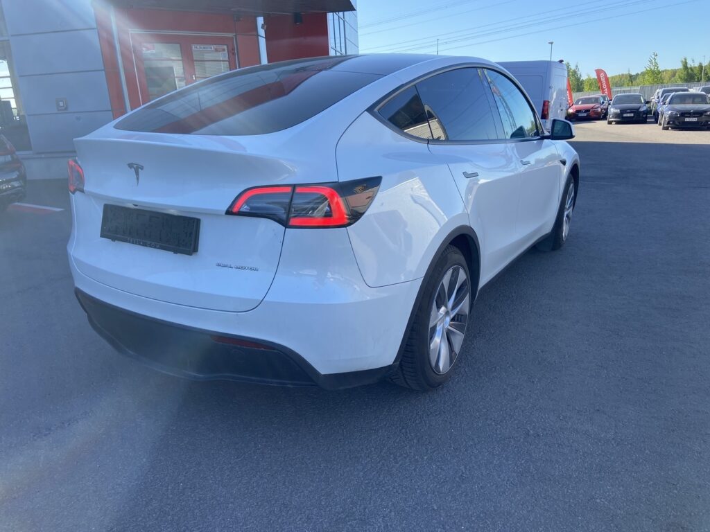 Tesla - Model Y - Long Range // Autopilot / AMD Ryzen / Vetokoukku /Lasikatto / Muistipenkki / Navi / Premium Audio / ILP / Kamera // Tesla - Model Y - Long Range // Autopilot / AMD Ryzen / Vetokoukku /Lasikatto / Muistipenkki / Navi / Premium Audio / ILP / Kamera // - Maastoauto