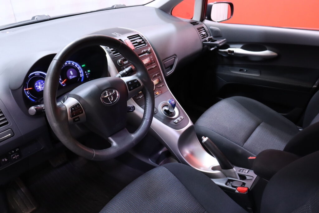 Toyota - Auris - 1,8 HSD Linea Sol Plus // Vakkari / Peruutuskamera / Ilmastointi / Aluvanteet / 2x renkaat // Toyota - Auris - 1,8 HSD Linea Sol Plus // Vakkari / Peruutuskamera / Ilmastointi / Aluvanteet / 2x renkaat // - Viistoperä