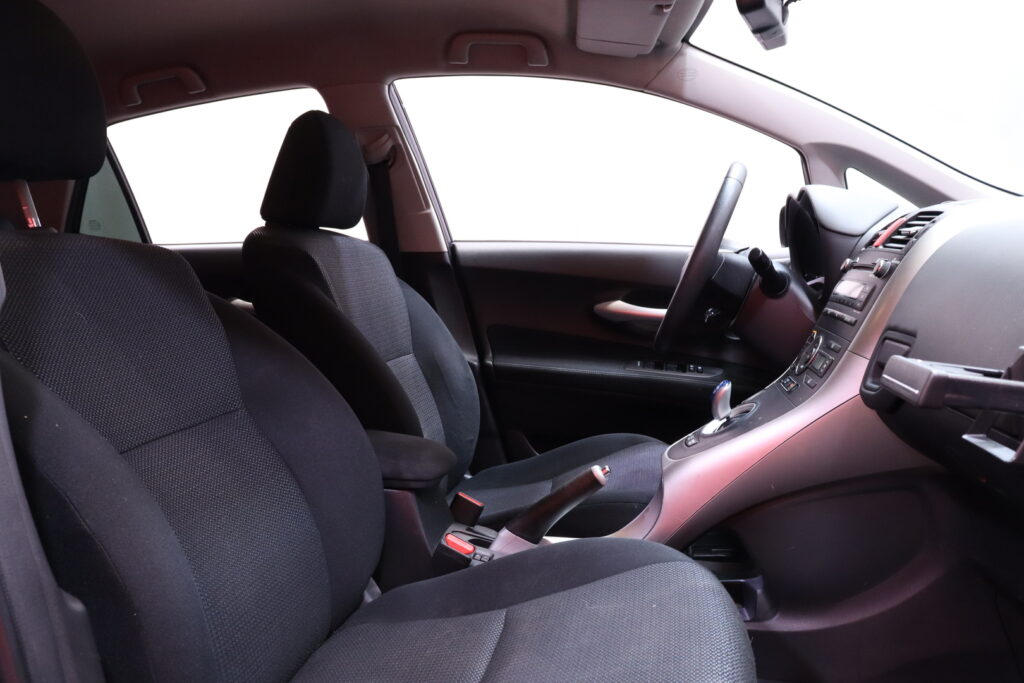 Toyota - Auris - 1,8 HSD Linea Sol Plus // Vakkari / Peruutuskamera / Ilmastointi / Aluvanteet / 2x renkaat // Toyota - Auris - 1,8 HSD Linea Sol Plus // Vakkari / Peruutuskamera / Ilmastointi / Aluvanteet / 2x renkaat // - Viistoperä