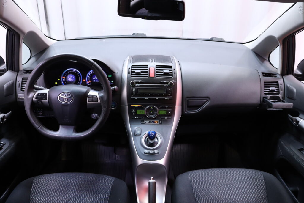 Toyota - Auris - 1,8 HSD Linea Sol Plus // Vakkari / Peruutuskamera / Ilmastointi / Aluvanteet / 2x renkaat // Toyota - Auris - 1,8 HSD Linea Sol Plus // Vakkari / Peruutuskamera / Ilmastointi / Aluvanteet / 2x renkaat // - Viistoperä