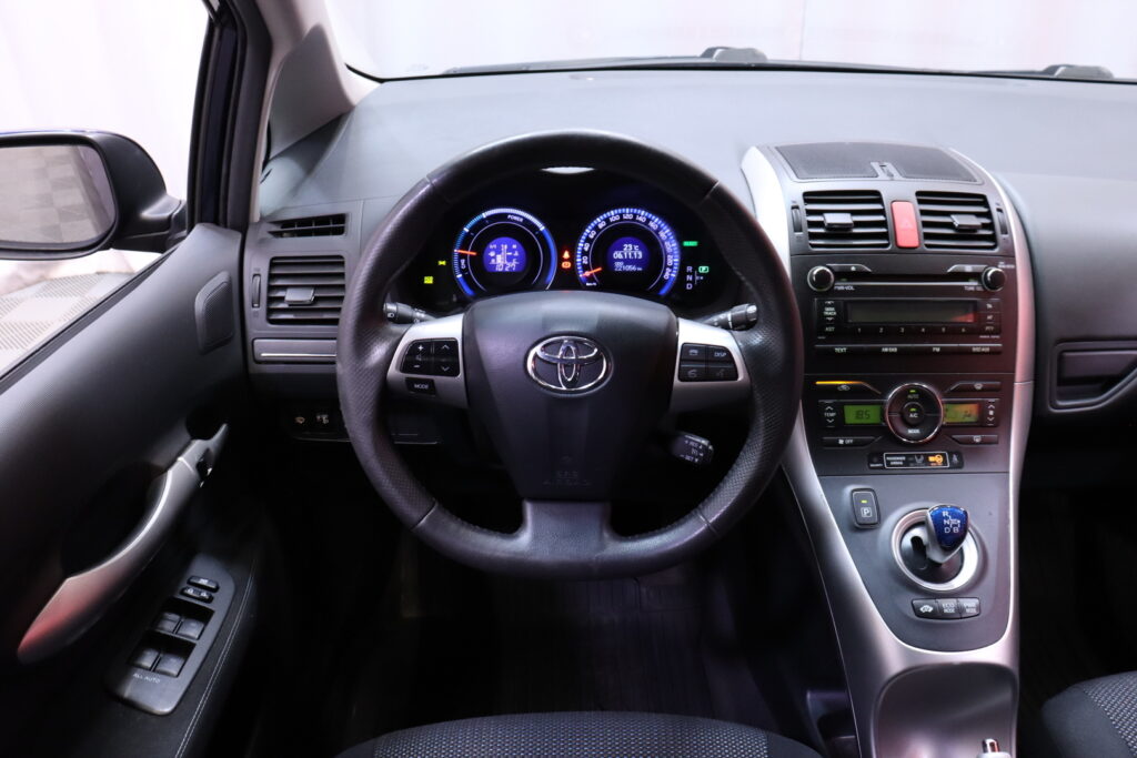 Toyota - Auris - 1,8 HSD Linea Sol Plus // Vakkari / Peruutuskamera / Ilmastointi / Aluvanteet / 2x renkaat // Toyota - Auris - 1,8 HSD Linea Sol Plus // Vakkari / Peruutuskamera / Ilmastointi / Aluvanteet / 2x renkaat // - Viistoperä
