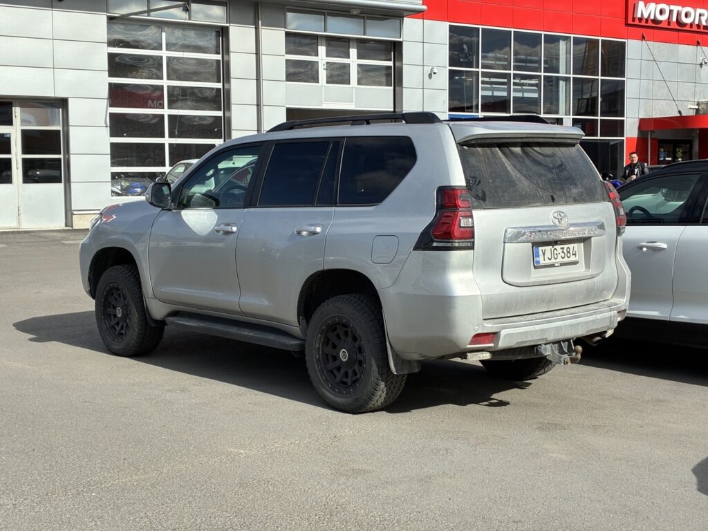 Toyota - Land Cruiser - 3,0 D-4D DPF Luxury aut. 5h // Webasto / Nahkasisusta / Mutarenkaat / Iso näyttö / Vetokoukku / Vakkari Toyota - Land Cruiser - 3,0 D-4D DPF Luxury aut. 5h // Webasto / Nahkasisusta / Mutarenkaat / Iso näyttö / Vetokoukku / Vakkari - Farmari