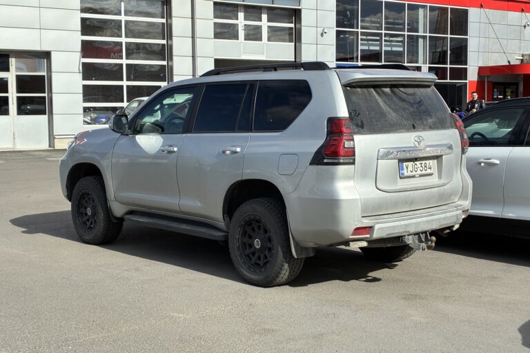 Toyota - Land Cruiser - 3,0 D-4D DPF Luxury aut. 5h // Webasto / Nahkasisusta / Mutarenkaat / Iso näyttö / Vetokoukku / Vakkari - Farmari