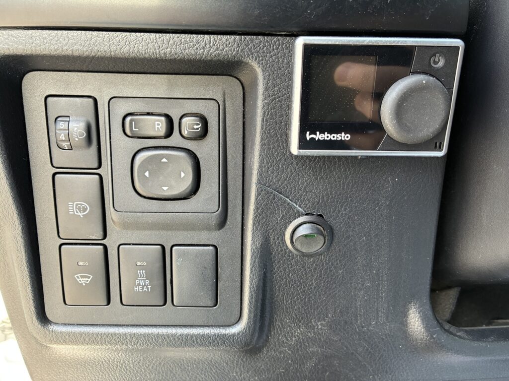 Toyota - Land Cruiser - 3,0 D-4D DPF Luxury aut. 5h // Webasto / Nahkasisusta / Mutarenkaat / Iso näyttö / Vetokoukku / Vakkari Toyota - Land Cruiser - 3,0 D-4D DPF Luxury aut. 5h // Webasto / Nahkasisusta / Mutarenkaat / Iso näyttö / Vetokoukku / Vakkari - Farmari