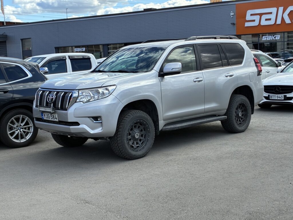 Toyota - Land Cruiser - 3,0 D-4D DPF Luxury aut. 5h // Webasto / Nahkasisusta / Mutarenkaat / Iso näyttö / Vetokoukku / Vakkari - Farmari