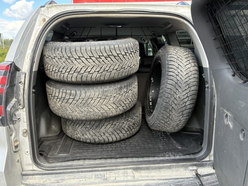 Toyota - Land Cruiser - 3,0 D-4D DPF Luxury aut. 5h // Webasto / Nahkasisusta / Mutarenkaat / Iso näyttö / Vetokoukku / Vakkari Toyota - Land Cruiser - 3,0 D-4D DPF Luxury aut. 5h // Webasto / Nahkasisusta / Mutarenkaat / Iso näyttö / Vetokoukku / Vakkari - Farmari