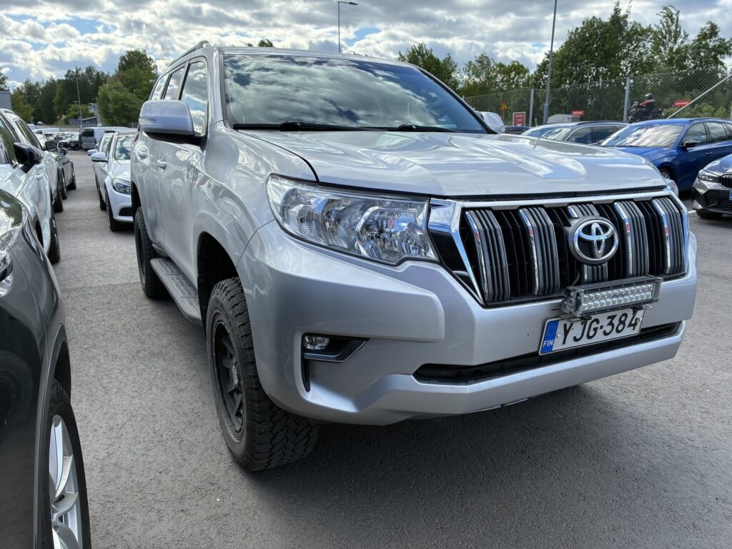 Toyota - Land Cruiser - 3,0 D-4D DPF Luxury aut. 5h // Webasto / Nahkasisusta / Mutarenkaat / Iso näyttö / Vetokoukku / Vakkari Toyota - Land Cruiser - 3,0 D-4D DPF Luxury aut. 5h // Webasto / Nahkasisusta / Mutarenkaat / Iso näyttö / Vetokoukku / Vakkari - Farmari
