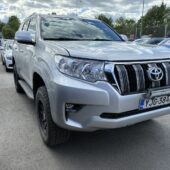 Toyota - Land Cruiser - 3,0 D-4D DPF Luxury aut. 5h // Webasto / Nahkasisusta / Mutarenkaat / Iso näyttö / Vetokoukku / Vakkari - Farmari