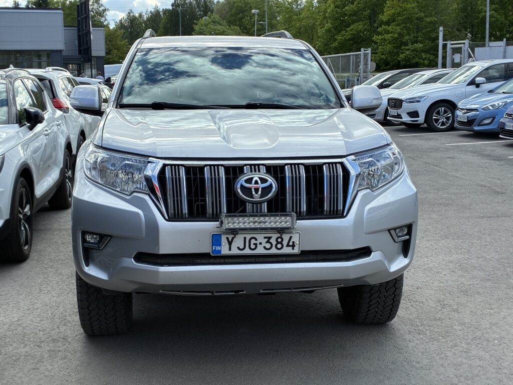 Toyota - Land Cruiser - 3,0 D-4D DPF Luxury aut. 5h // Webasto / Nahkasisusta / Mutarenkaat / Iso näyttö / Vetokoukku / Vakkari Toyota - Land Cruiser - 3,0 D-4D DPF Luxury aut. 5h // Webasto / Nahkasisusta / Mutarenkaat / Iso näyttö / Vetokoukku / Vakkari - Farmari