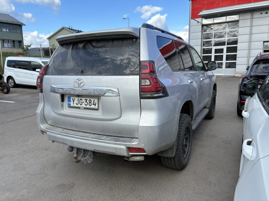 Toyota - Land Cruiser - 3,0 D-4D DPF Luxury aut. 5h // Webasto / Nahkasisusta / Mutarenkaat / Iso näyttö / Vetokoukku / Vakkari Toyota - Land Cruiser - 3,0 D-4D DPF Luxury aut. 5h // Webasto / Nahkasisusta / Mutarenkaat / Iso näyttö / Vetokoukku / Vakkari - Farmari