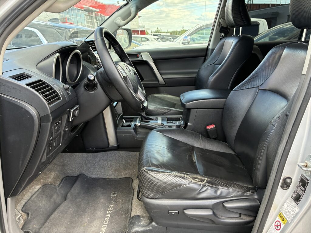 Toyota - Land Cruiser - 3,0 D-4D DPF Luxury aut. 5h // Webasto / Nahkasisusta / Mutarenkaat / Iso näyttö / Vetokoukku / Vakkari Toyota - Land Cruiser - 3,0 D-4D DPF Luxury aut. 5h // Webasto / Nahkasisusta / Mutarenkaat / Iso näyttö / Vetokoukku / Vakkari - Farmari