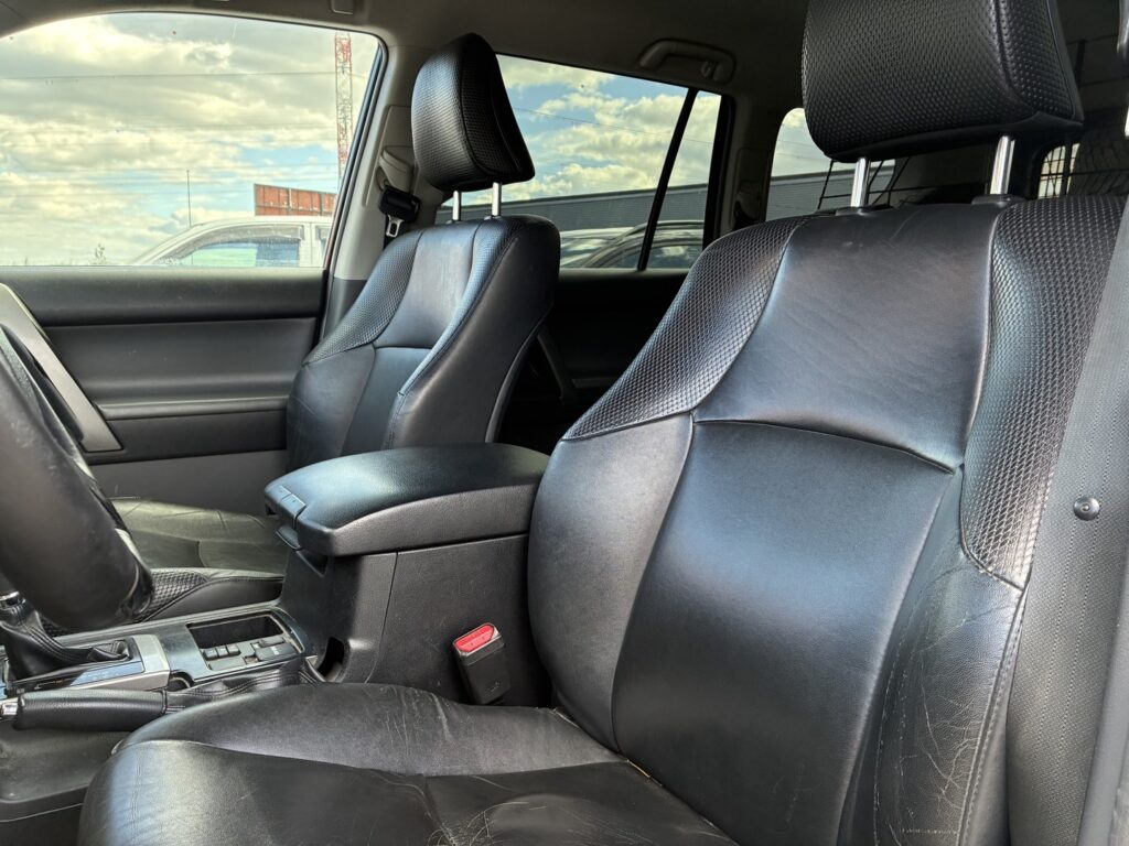 Toyota - Land Cruiser - 3,0 D-4D DPF Luxury aut. 5h // Webasto / Nahkasisusta / Mutarenkaat / Iso näyttö / Vetokoukku / Vakkari Toyota - Land Cruiser - 3,0 D-4D DPF Luxury aut. 5h // Webasto / Nahkasisusta / Mutarenkaat / Iso näyttö / Vetokoukku / Vakkari - Farmari