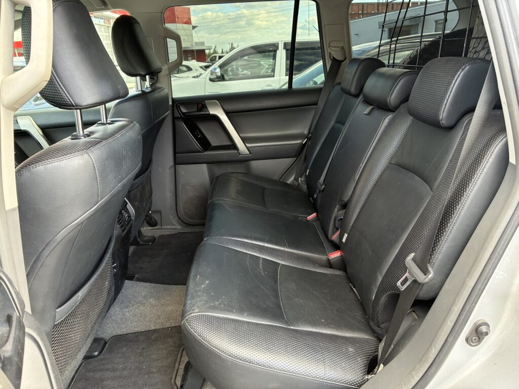 Toyota - Land Cruiser - 3,0 D-4D DPF Luxury aut. 5h // Webasto / Nahkasisusta / Mutarenkaat / Iso näyttö / Vetokoukku / Vakkari Toyota - Land Cruiser - 3,0 D-4D DPF Luxury aut. 5h // Webasto / Nahkasisusta / Mutarenkaat / Iso näyttö / Vetokoukku / Vakkari - Farmari