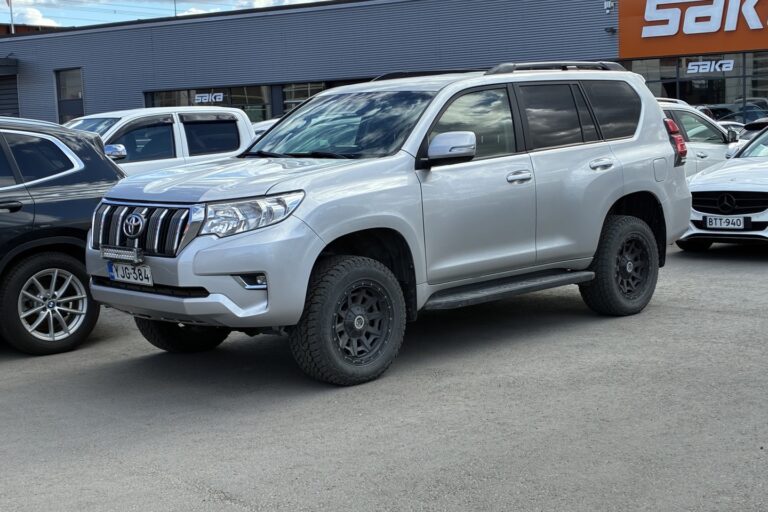 Toyota - Land Cruiser - 3,0 D-4D DPF Luxury aut. 5h // Webasto / Nahkasisusta / Mutarenkaat / Iso näyttö / Vetokoukku / Vakkari - Farmari