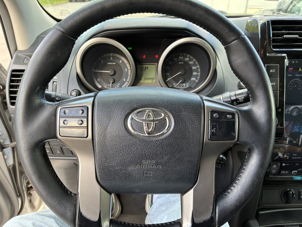 Toyota - Land Cruiser - 3,0 D-4D DPF Luxury aut. 5h // Webasto / Nahkasisusta / Mutarenkaat / Iso näyttö / Vetokoukku / Vakkari Toyota - Land Cruiser - 3,0 D-4D DPF Luxury aut. 5h // Webasto / Nahkasisusta / Mutarenkaat / Iso näyttö / Vetokoukku / Vakkari - Farmari