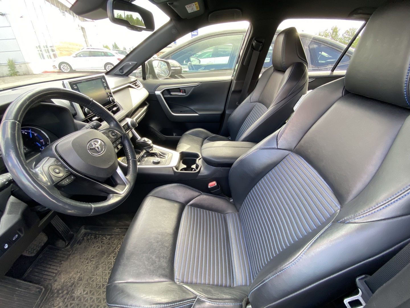 Toyota - RAV4 - 2,5 Hybrid AWD-i Style / 1-Om.Suomi-auto /  Neliveto / JBL / Navi / Kamera / Ratinlämmitin / Vetokoukku / Bluetooth / LED // - Maastoauto