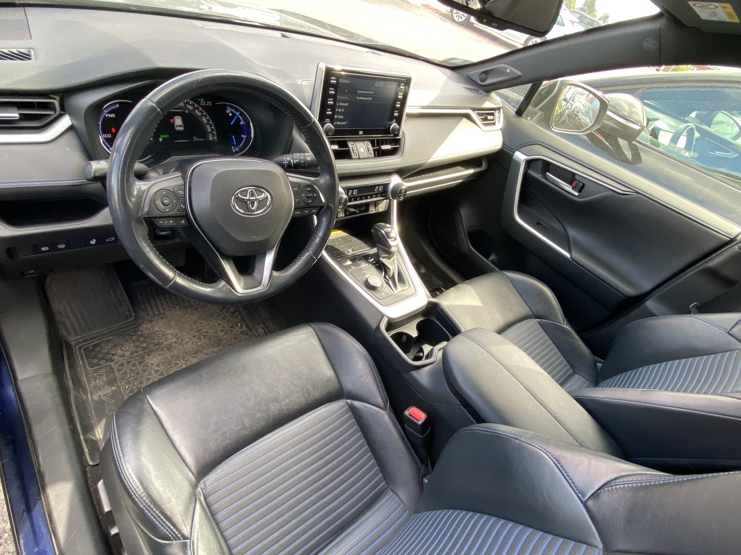 Toyota - RAV4 - 2,5 Hybrid AWD-i Style / 1-Om.Suomi-auto /  Neliveto / JBL / Navi / Kamera / Ratinlämmitin / Vetokoukku / Bluetooth / LED // - Maastoauto
