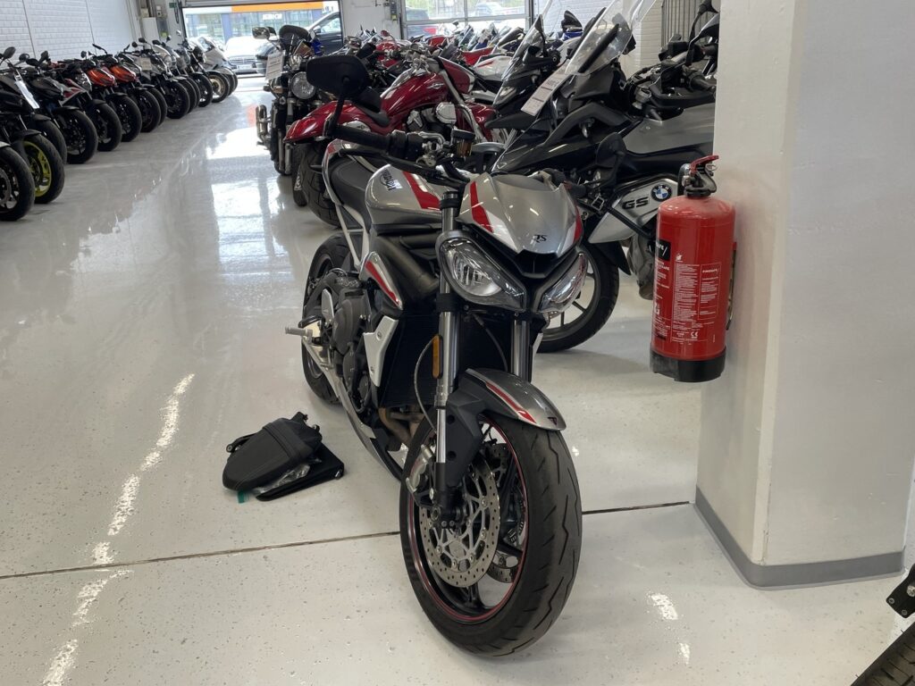 Triumph - STREET TRIPLE - 765 RS // Juuri tullut! / Öhlins / Sifter / Huoltokirja / Suomi-pyörä // Triumph - STREET TRIPLE - 765 RS // Juuri tullut! / Öhlins / Sifter / Huoltokirja / Suomi-pyörä // - Moottoripyörä