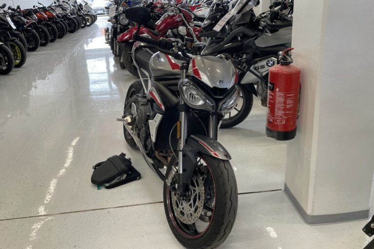 Triumph - STREET TRIPLE - 765 RS // Juuri tullut! / Öhlins / Sifter / Huoltokirja / Suomi-pyörä // - Moottoripyörä