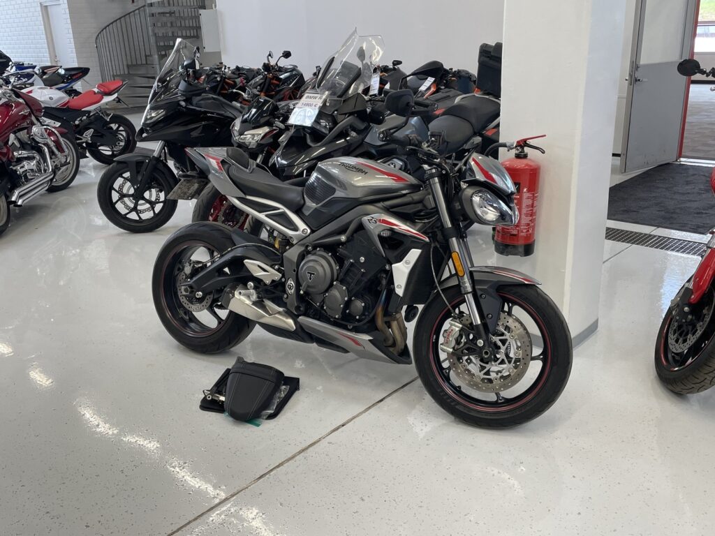 Triumph - STREET TRIPLE - 765 RS // Juuri tullut! / Öhlins / Sifter / Huoltokirja / Suomi-pyörä // - Moottoripyörä
